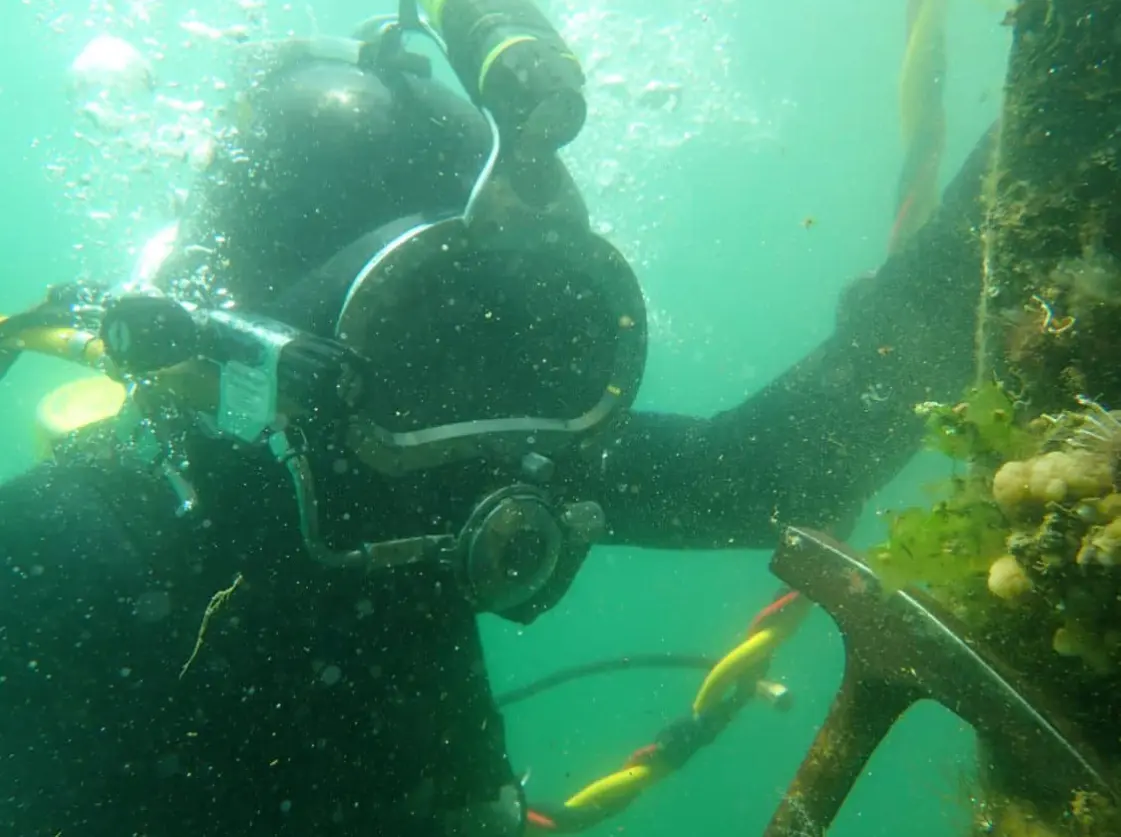 Buzo en limpieza de pilotes