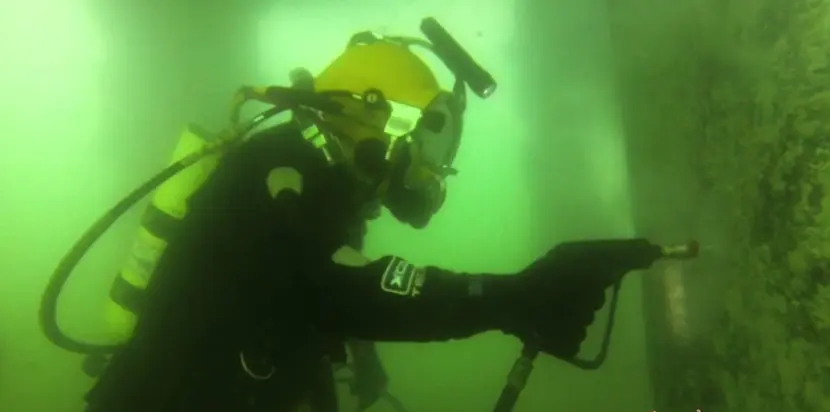 Buzo en limpieza de pilotes