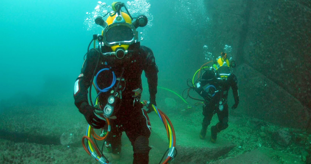 Buzos industriales de SERMACOL realizando operaciones submarinas